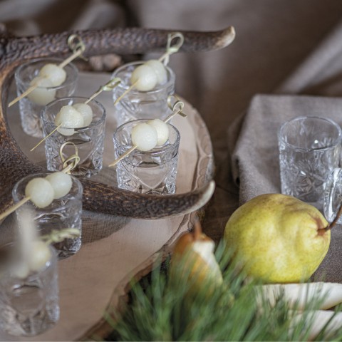 wild o’williams Plattkofel – besondere Getränke und Speisen Detailbild von Gläsern mit Williamsbirne und Williams-Schnaps