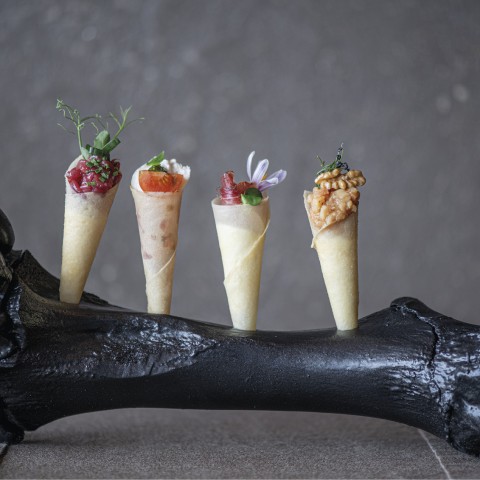 wild o'williams direkt unter dem Plattkofel – Starter und Burger und Pizza Detail vom Starter mti verschiedenen Füllungen auf einens schwarzen Knochen