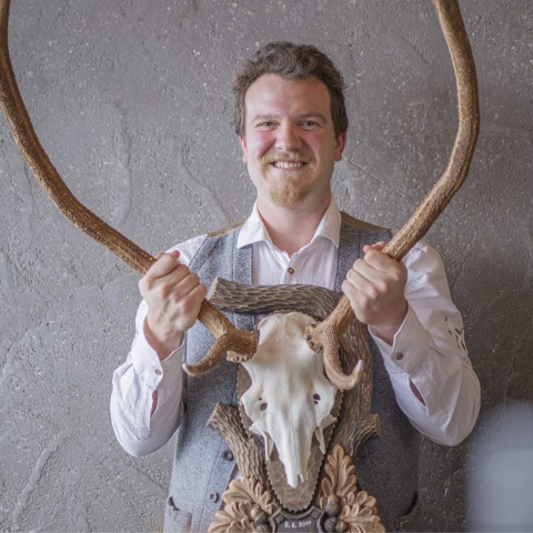 wild o’williams Seiser Alm – die Natur entdecken und genießen Fabian mit einem Hirschgeweih in der Hand